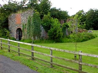 An old building without a roof and a nice large entrance